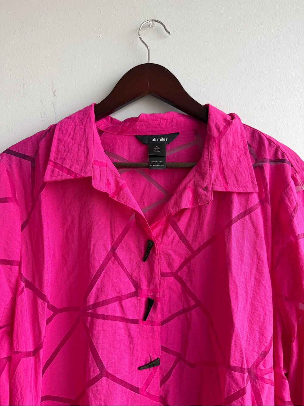 Ali Miles Pink Geometric Abstract Button-Front Shirt - Picture 2 of 11